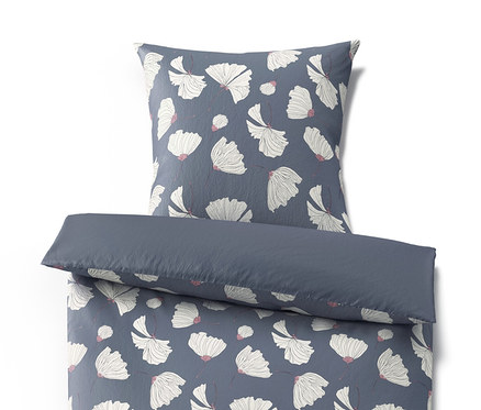 Granatowa pościel z mikrowłókna we wzór kwiatowy.