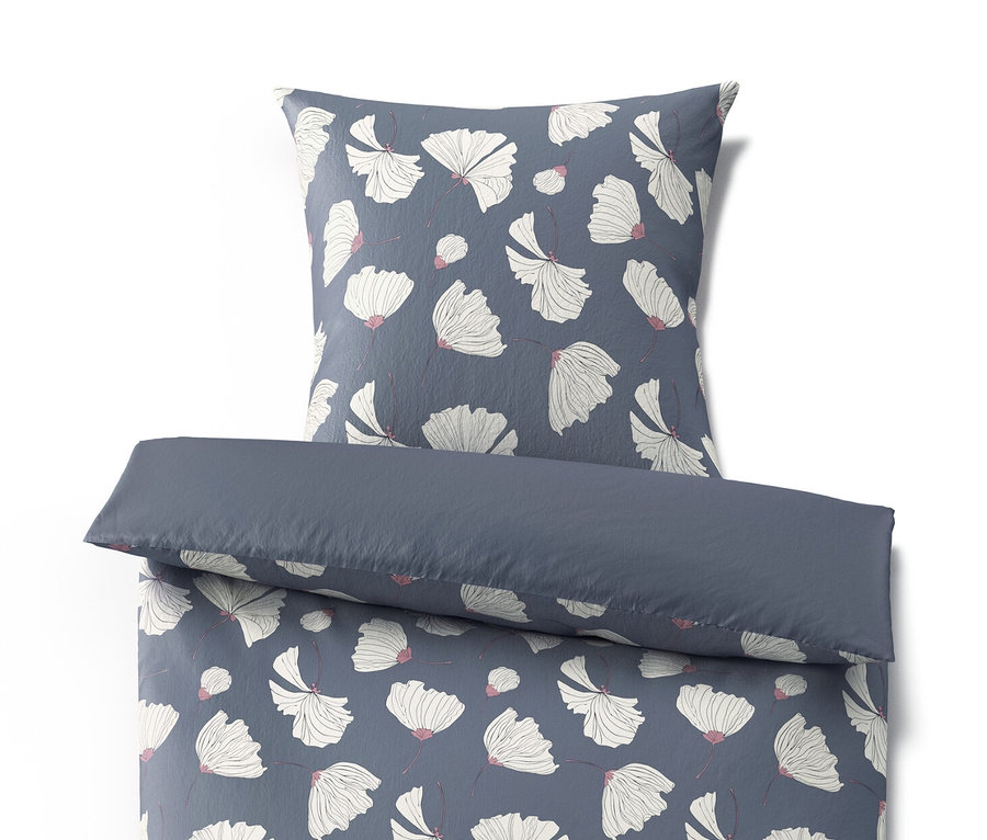 Granatowa pościel z mikrowłókna we wzór kwiatowy.