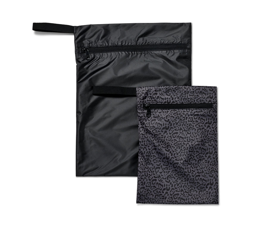 Dwa worki wodoodporne: jeden czarny i jeden we wzór zwierzęcy.