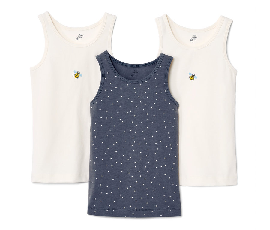 Trzy podkoszulki dziecięce: dwa białe z pszczołą, jeden niebieski w kropki.