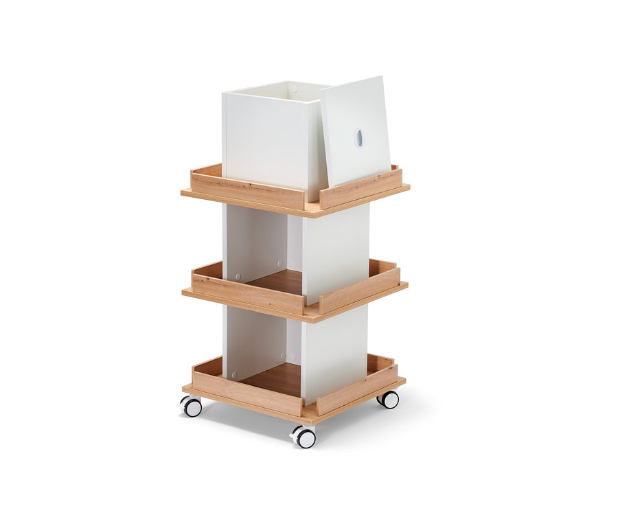 Trzypoziomowy regał z miejscem do przechowywania na kółkach.