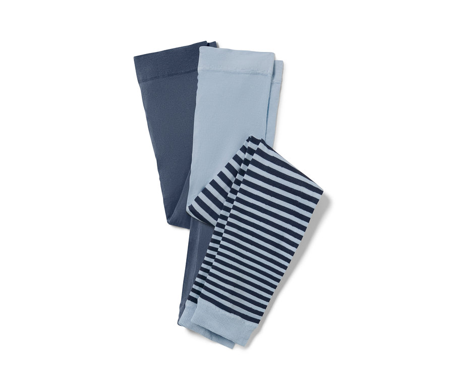 Dwie pary cienkich legginsów dziecięcych: jedna para granatowa, druga para jasnoniebieska w granatowe paski.