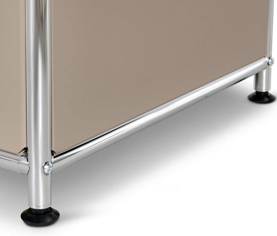 Detal szarobeżowej metalowej szafki typu sideboard „CN3” z 2 klapami i szklaną półką.