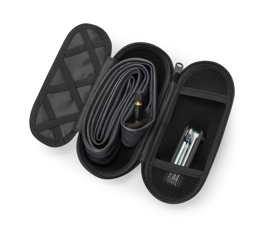 Otwarty czarny Pudełko do rowerowego uchwytu na bidon z dętką i narzędziami w środku.