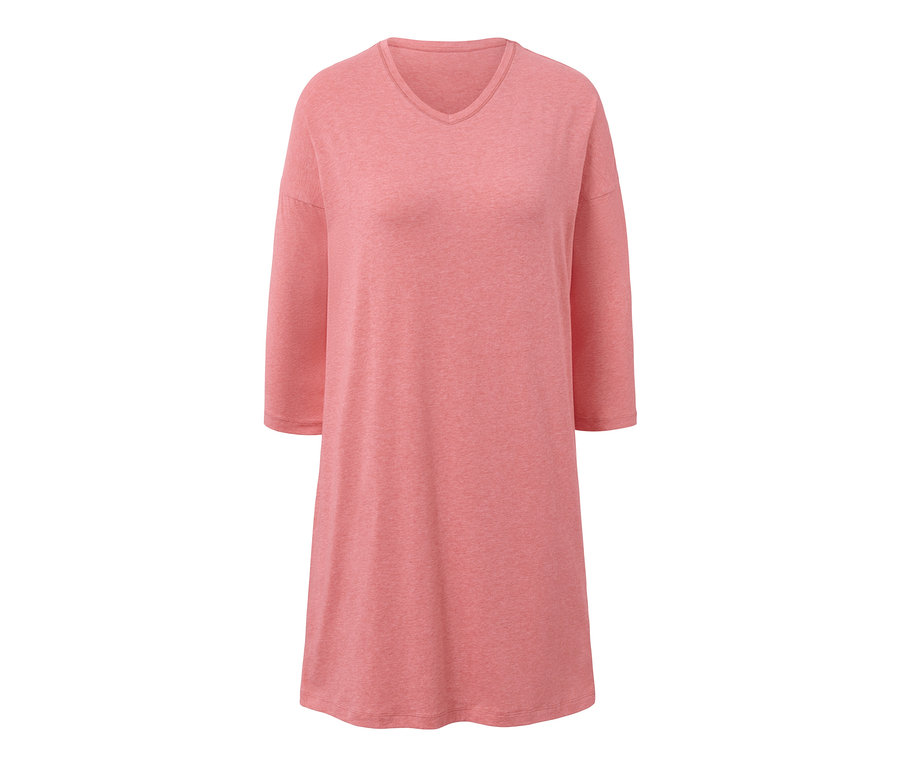 Koralowa koszula nocna z rękawami trzy czwarte i dekoltem w serek.