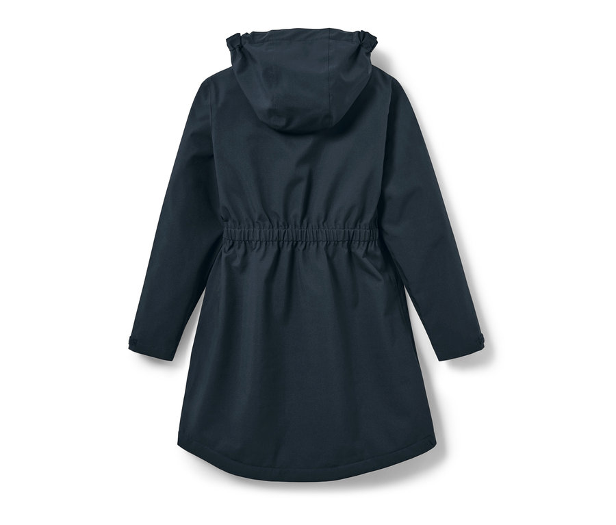 Granatowa dziecięca parka przeciwdeszczowa z kapturem, widok z tyłu.