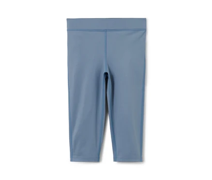 Niebieskie legginsy sportowe o długości 3/4 na białym tle.