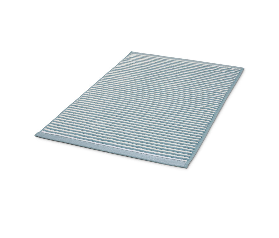 Niebieski dywanik łazienkowy.