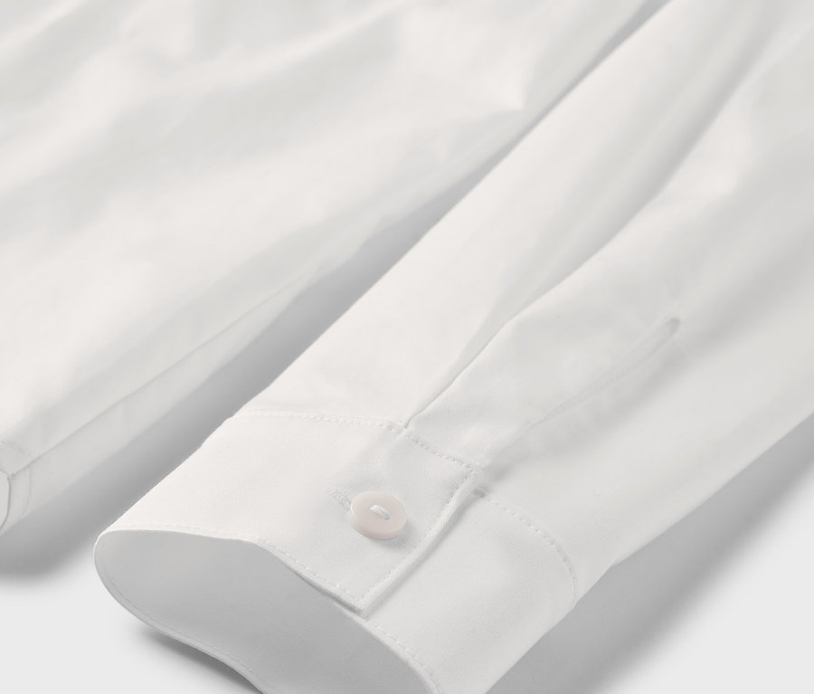 Szczegół białej bluzki koszulowej.