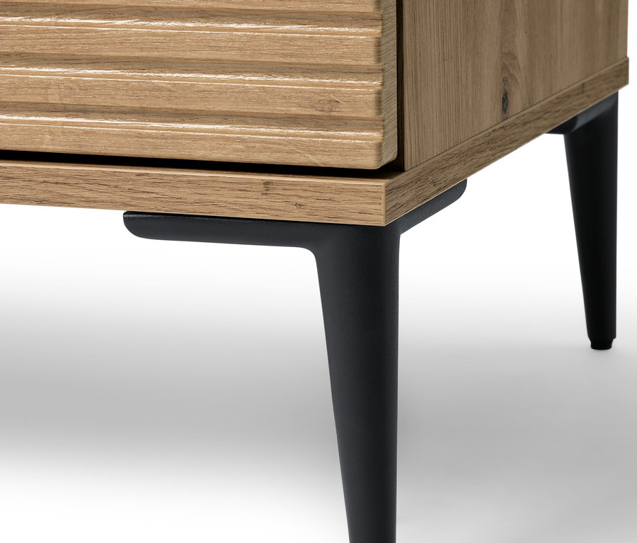 Fragment kredensu »REET« z lamelkowym wykończeniem i czarnymi nogami.