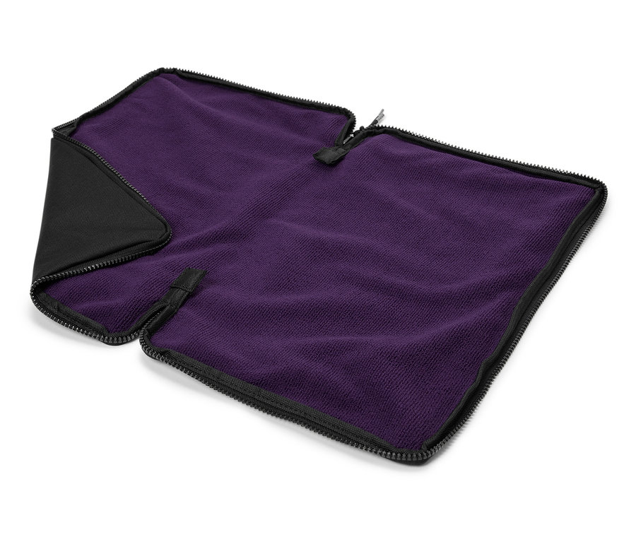 Fioletowy koc z czarną lamówką i zamkiem błyskawicznym.