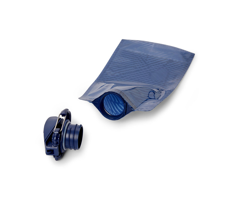 Niebieskie bidony, 2 sztuki, z nakrętką obok.