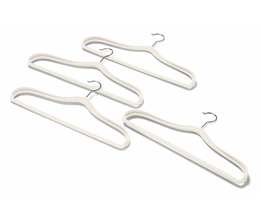Cztery beżowe wieszaki na ubrania z chromowanymi haczykami na białym tle.