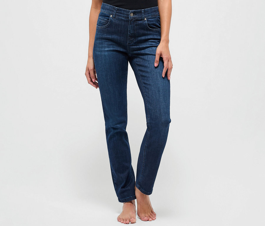Kobieta stoi i ma na sobie dżinsy Angels „Cici” Slim Fit, granatowe.