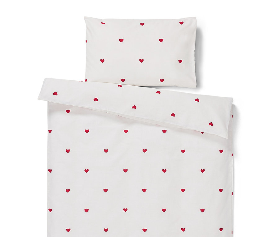 Biała pościel z czerwonymi sercami.
