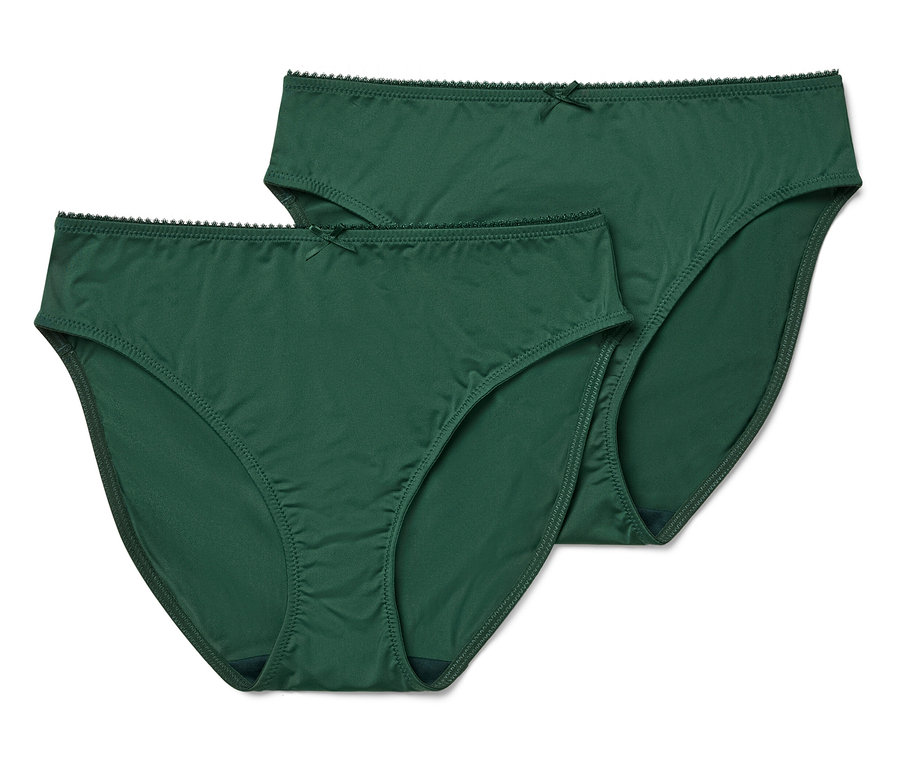 Dwie pary zielonych, klasycznych majtek damskich z kokardką leżą na białym tle.