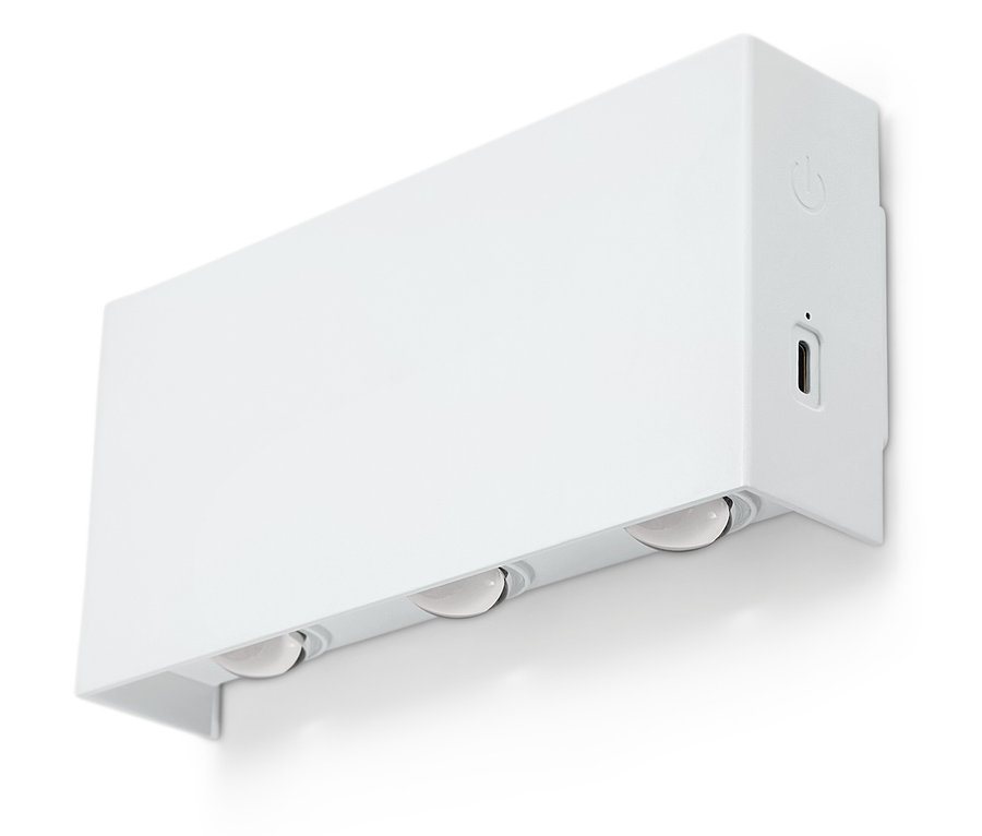 Biała lampa ścienna z trzema źródłami światła.