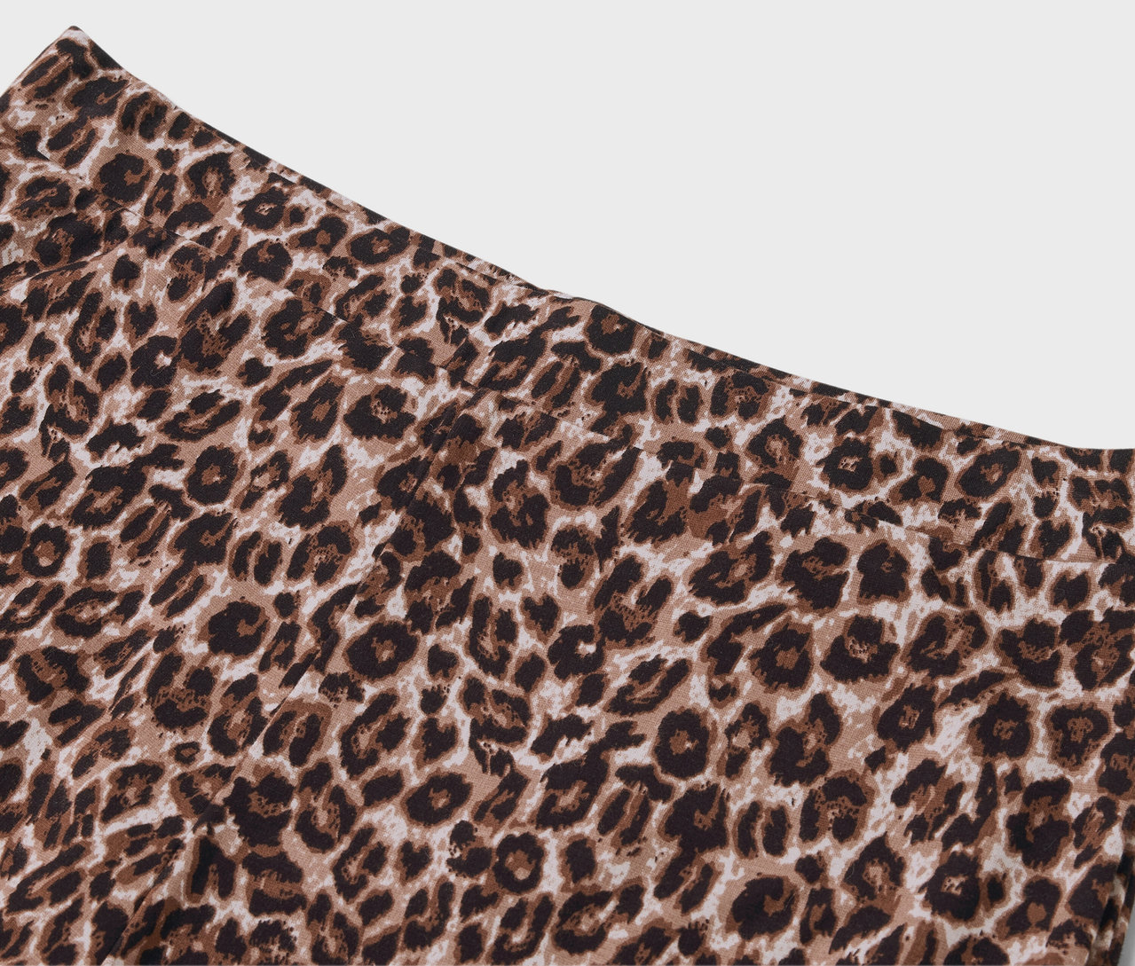 Szczegół brązowych legginsów we wzór zwierzęcy.