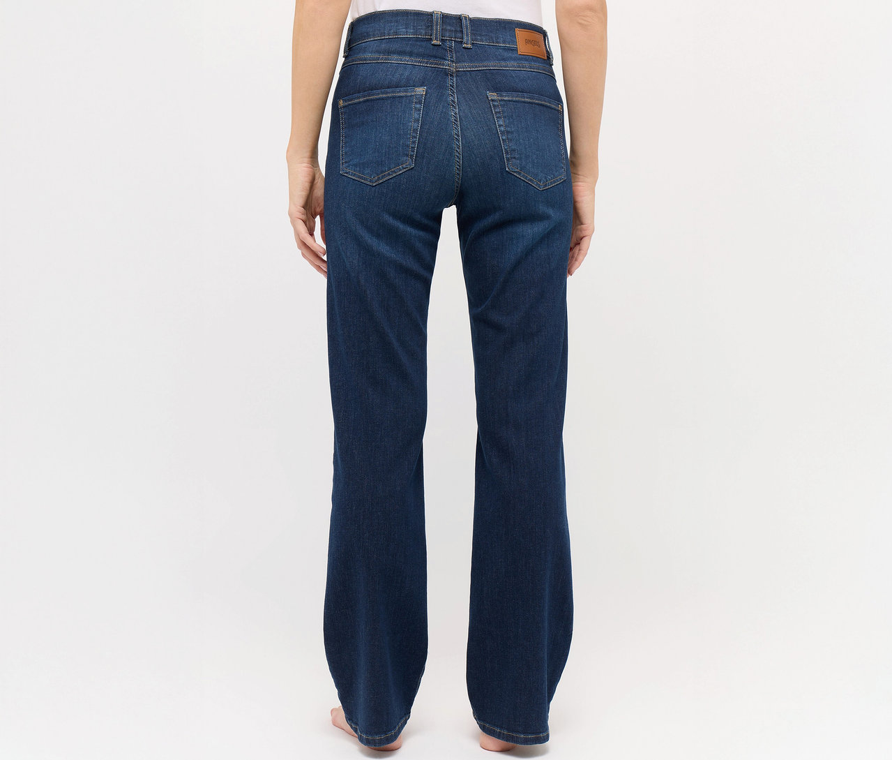 Widok z tyłu kobiety w granatowych jeansach Angels „Lara” Straight Fit.