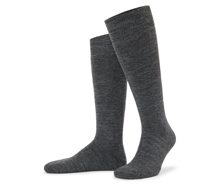 Dwie szare podkolanówki na białym tle.