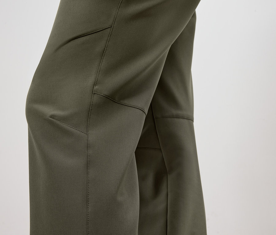 Szczegół oliwkowozielonych spodni z kieszenią i nakolannikiem.