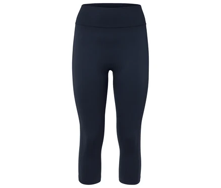 Ciemnoniebieskie legginsy do kolan na białym tle.