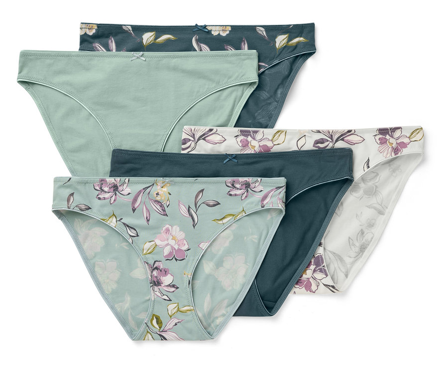 Sześć par damskich majtek w różnych kolorach i wzorach leży jedna na drugiej.