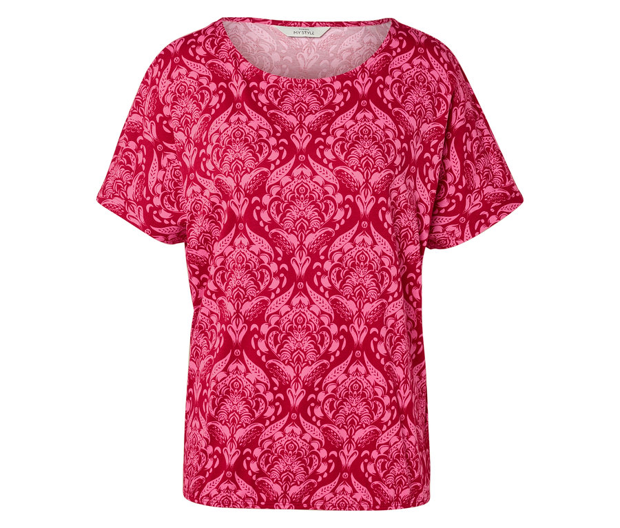 Czerwony T-shirt z jasnoróżowym wzorem.