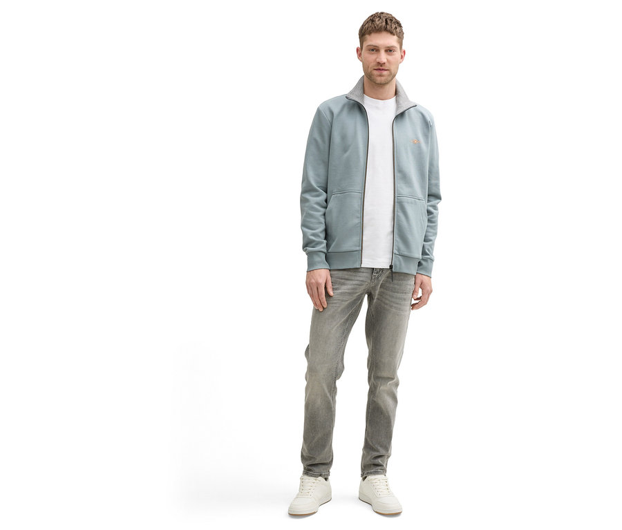 Mężczyzna w dżinsach i T-shircie w bluzie dresowej ze stójką Tom Tailor, Grey Mint.