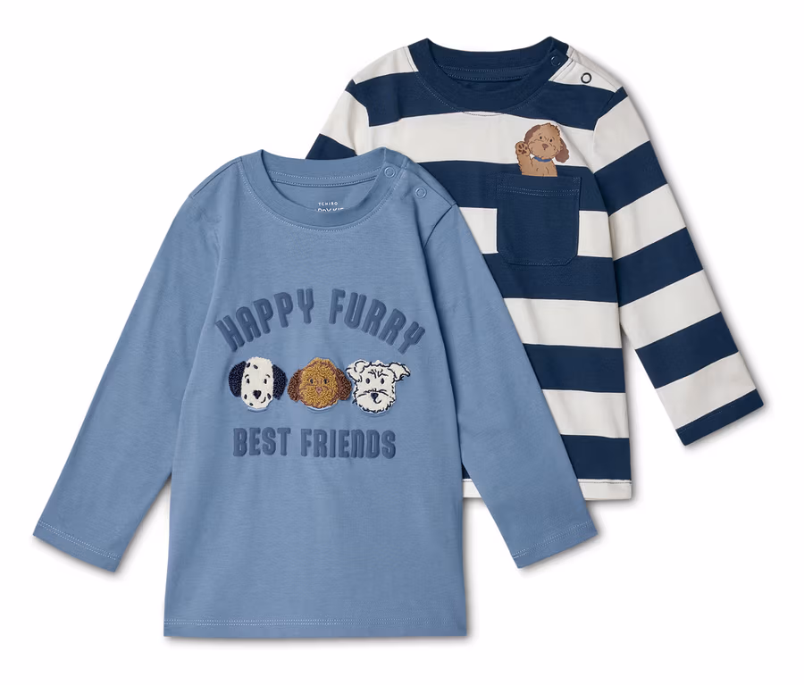 Dwa dziecięce T-shirty z długim rękawem leżą jeden na drugim. Niebieska koszulka ma nadruk z psami, a koszulka w paski ma kieszeń z psem.