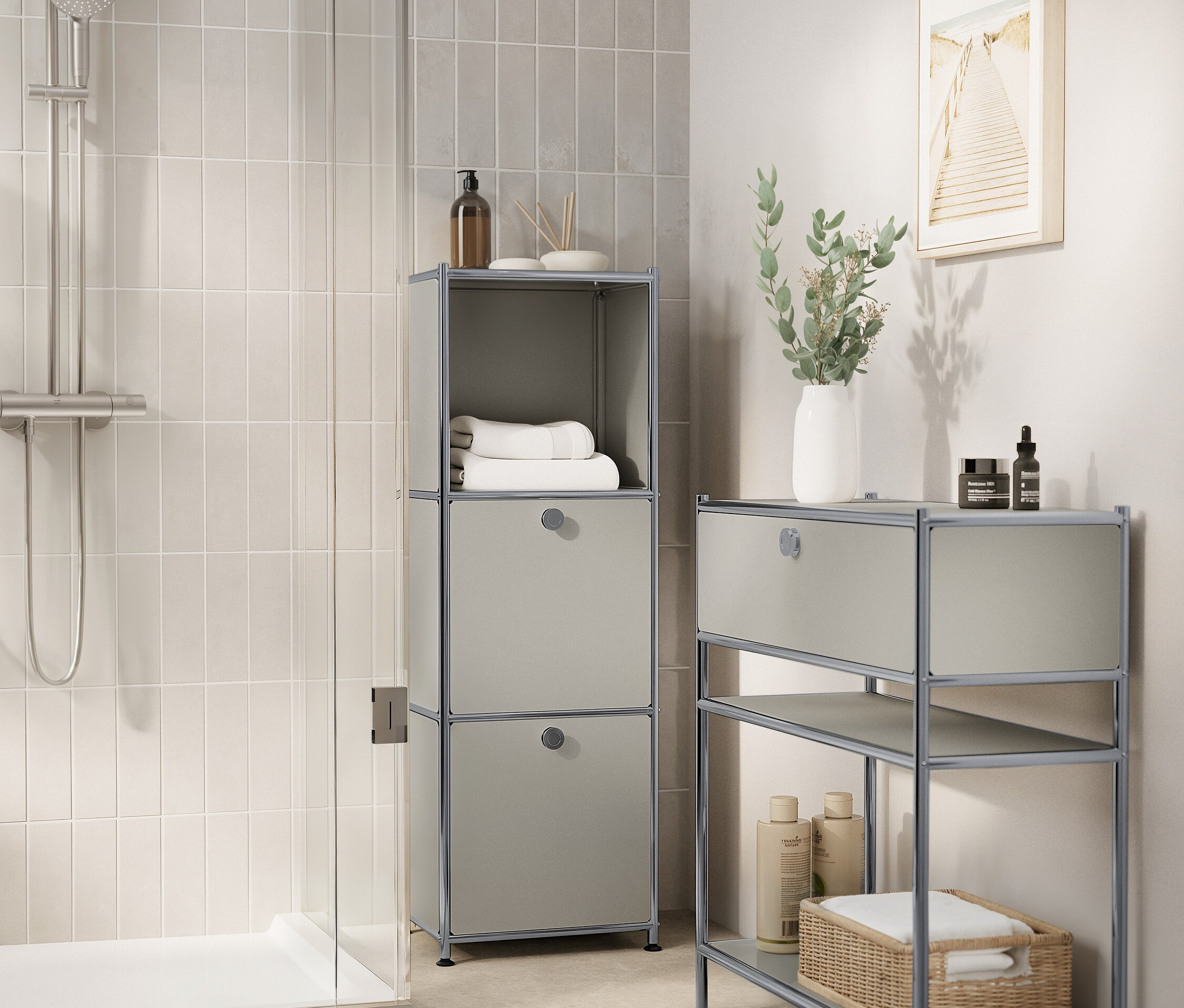 Szara łazienka z prysznicem, szarymi modułowymi szafkami i akcesoriami łazienkowymi.