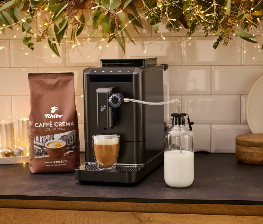 Ekspres do kawy »Esperto 2 Milk« Granite Black z filiżanką kawy i paczką kawy Crema. Mleko przechowywane w szklanym pojemniku.