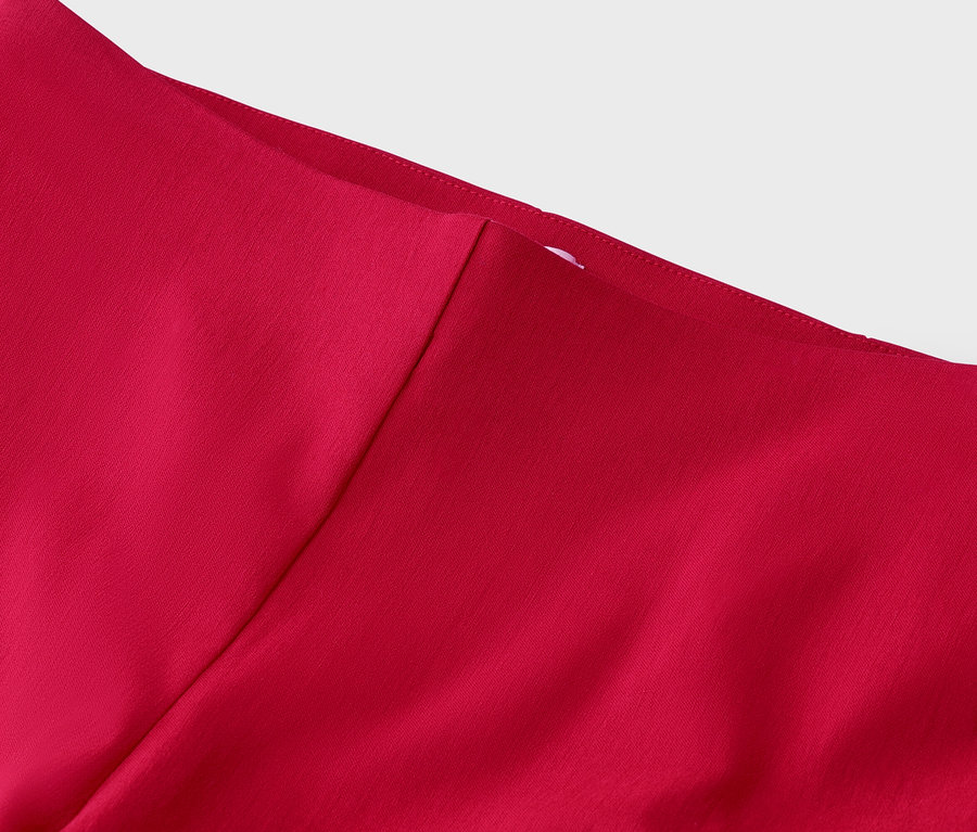 Zbliżenie na czerwoną tkaninę.