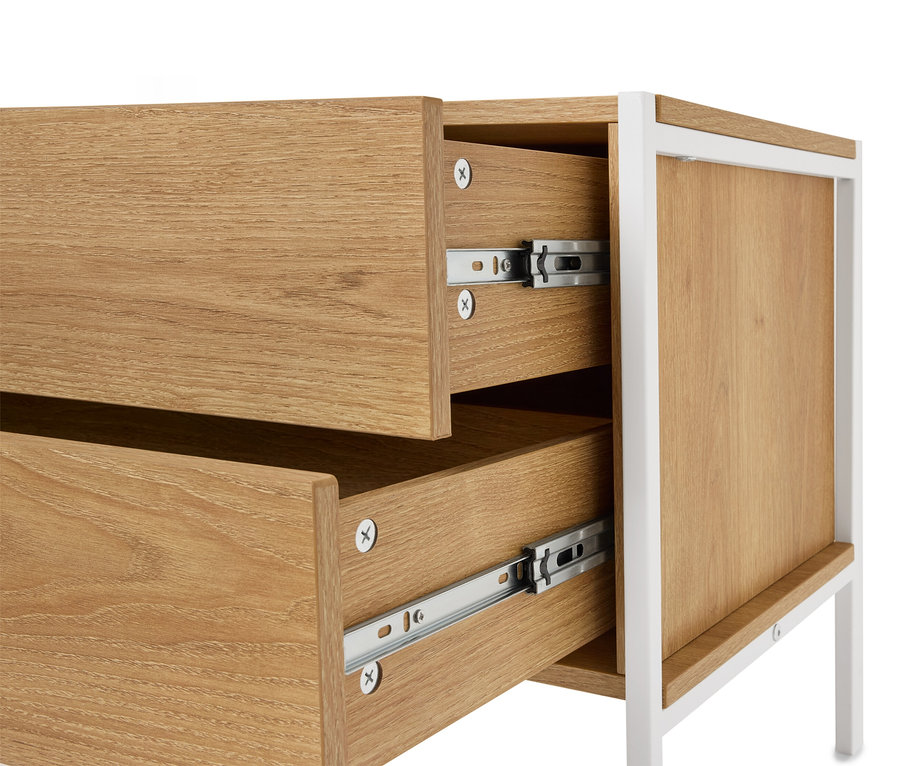 Zbliżenie drewnianej szafki z dwiema otwartymi szufladami i białą ramą.