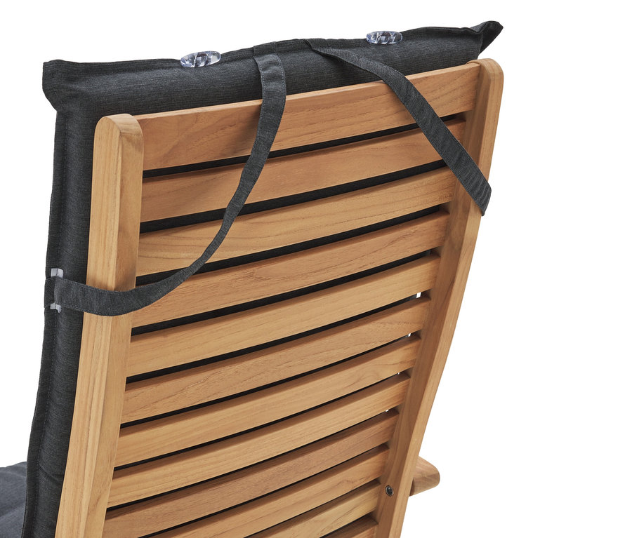 Widok z tyłu drewnianego krzesła z antracytową poduszką mocowaną na paskach.
