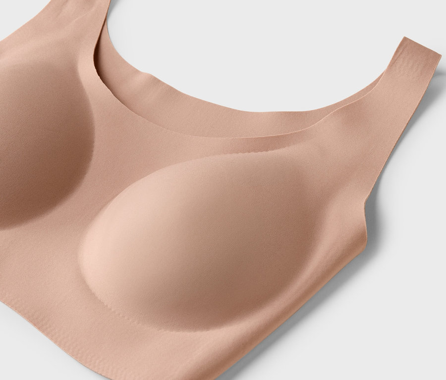 Zbliżenie na beżowy biustonosz.