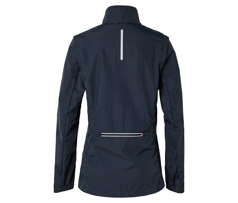 Granatowa kurtka widziana od tyłu z odblaskowym paskiem na górnej części pleców i odblaskowymi detalami na kieszeni.