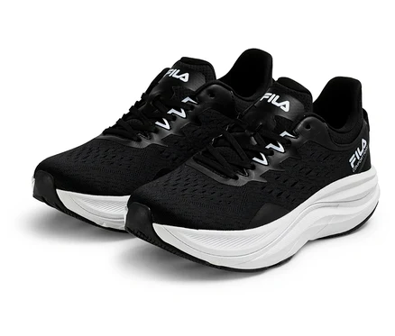 Dwa czarne sneakersy męskie FILA Retron z białymi podeszwami i sznurówkami na białym tle.