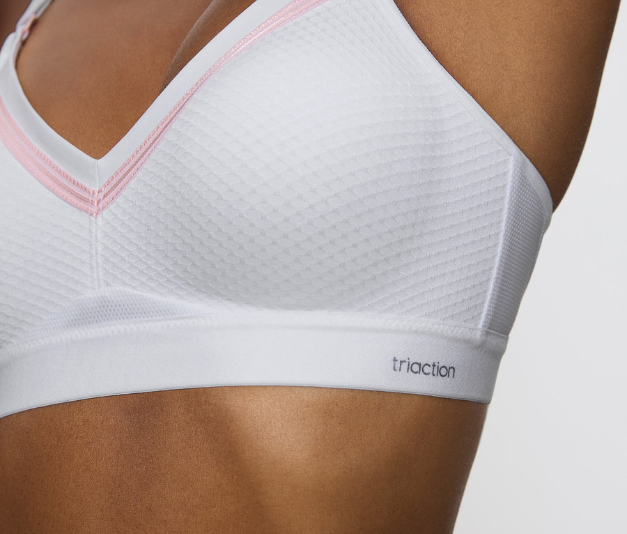 Zbliżenie kobiety ubranej w biały stanik sportowy Triaction.