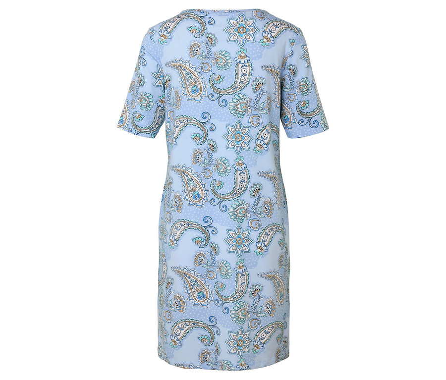 Widok z tyłu jasnoniebieskiej sukienki z krótkimi rękawami i wzorem paisley.