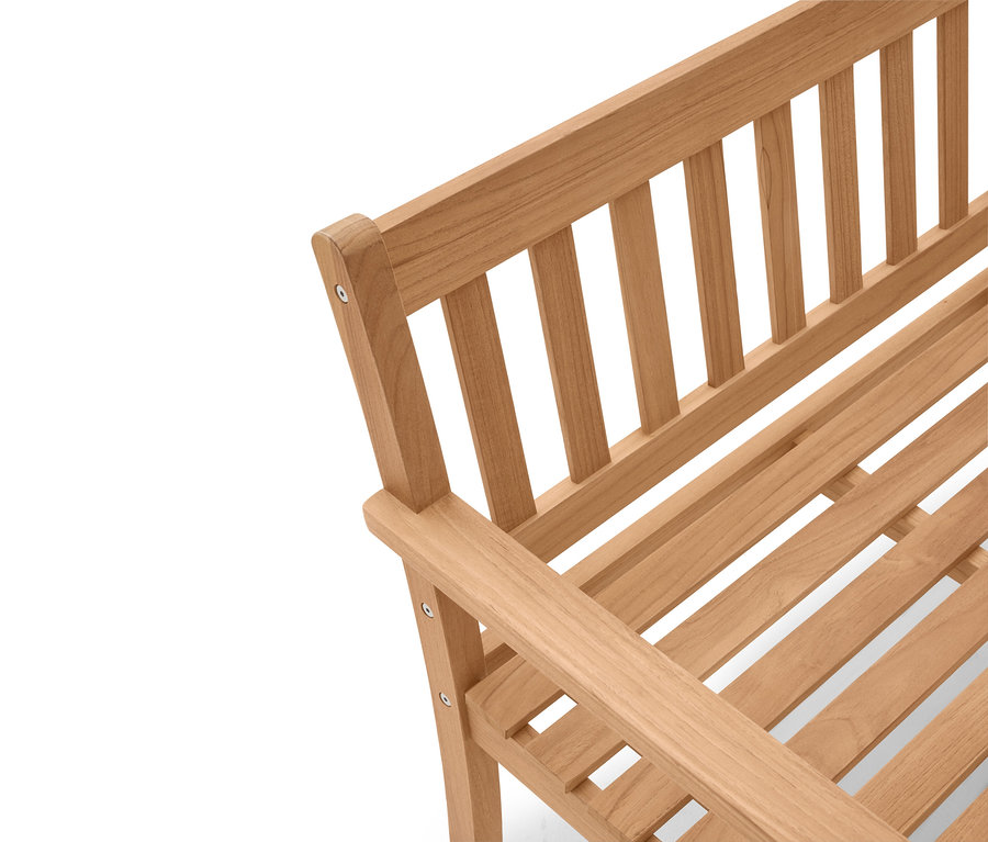 Zbliżenie na jasno brązową drewnianą ławkę z listewkami.