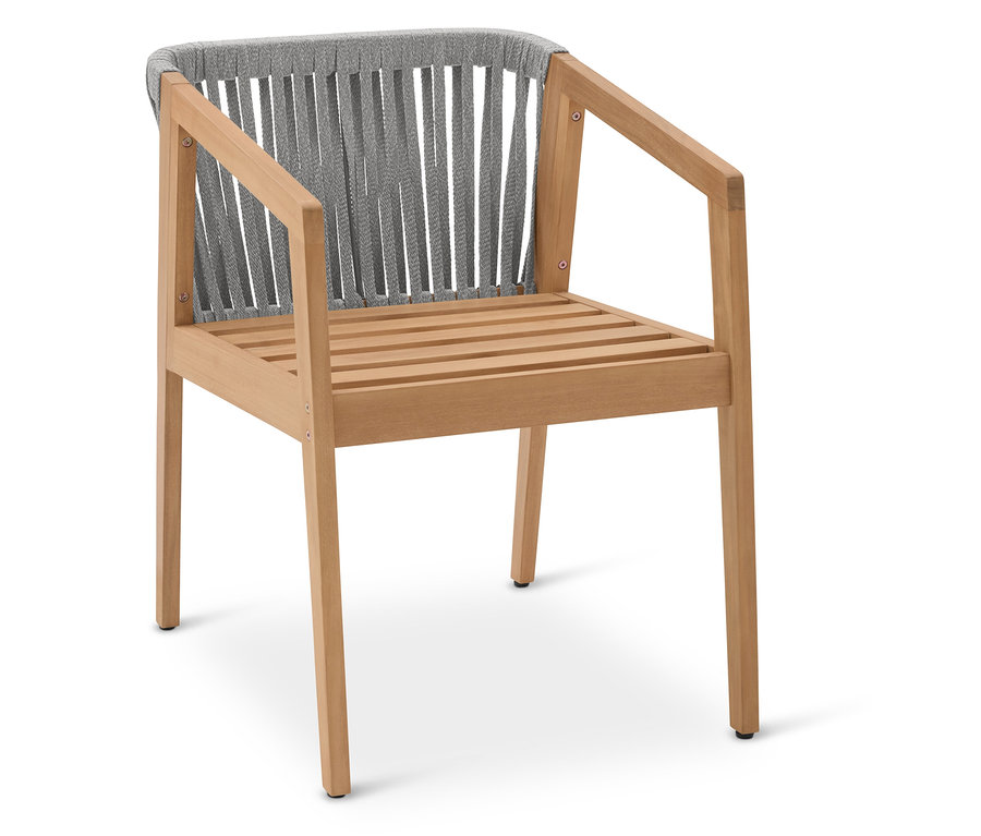 Pojedyncze drewniane krzesło z podłokietnikami i oparciem z szarych sznurków.