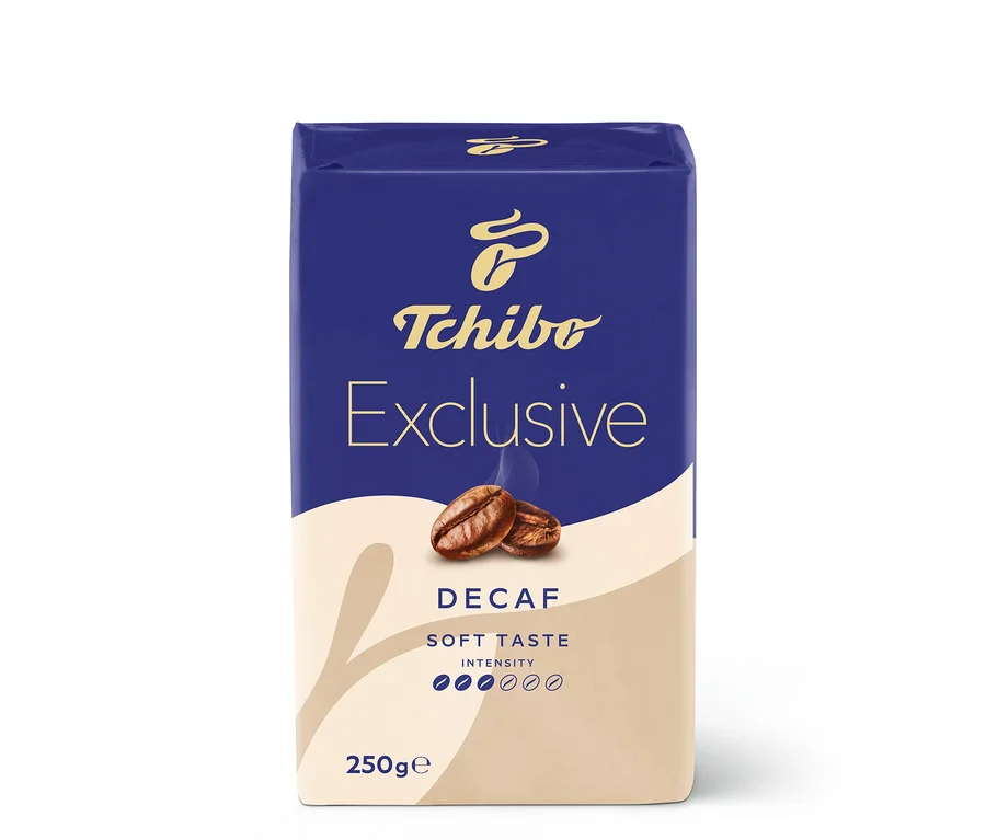 Paczka kawy mielonej Tchibo Exclusive Decaf 250g w niebiesko-białym opakowaniu.