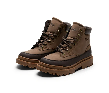 Dwa brązowe męskie buty outdoorowe FILA Monte ze sznurowadłami i masywną podeszwą.