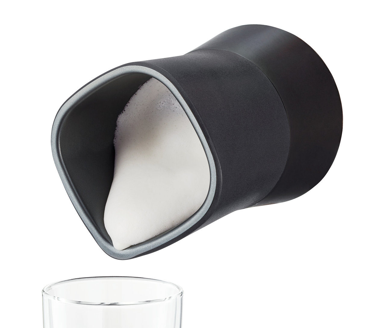 Czarny elektryczny spieniacz do mleka nalewa spienione mleko do szklanki.