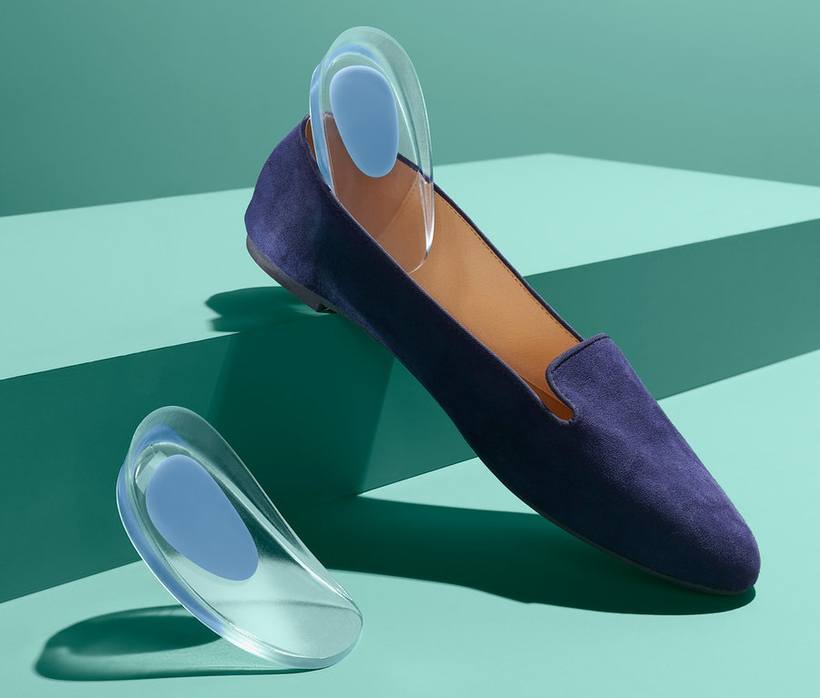 Niebieskie zamszowe buty z 1 parą podpiętek.