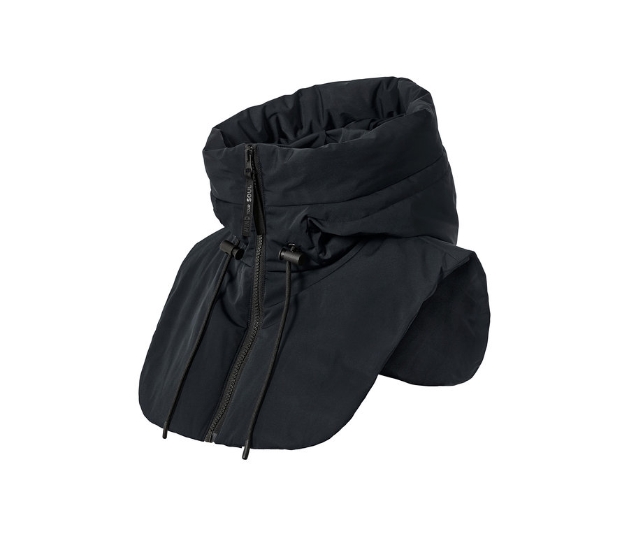 Czarny watowany kaptur ze stójką, zapinany na zamek błyskawiczny i ze sznurkiem.