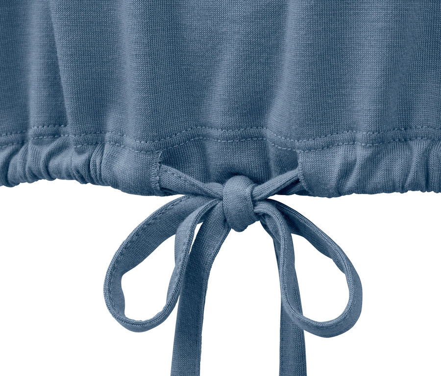 Zbliżenie na niebieską koszulkę sportową 2 w 1 ze sznurkiem.