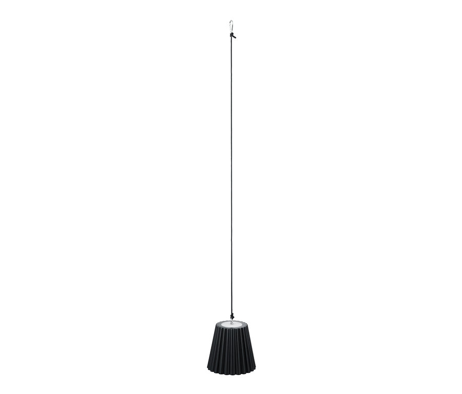 Czarna akumulatorowa lampa wisząca LED wisi na sznurku.