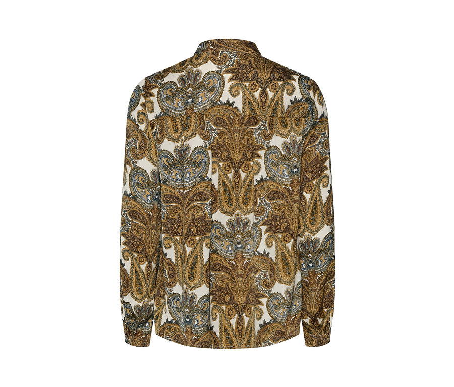 Detal bluzki z wzorem.